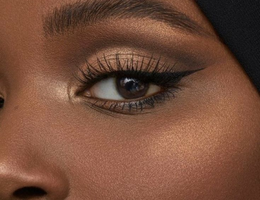 Femme noire avec un eye liner